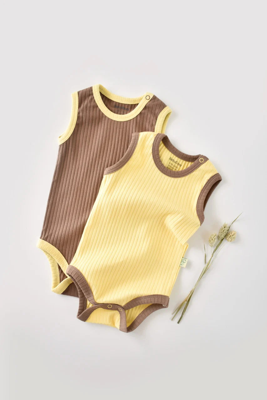 Set 2 body-uri fara maneci Ribana Bebe Unisex din bumbac organic si 5%elastan - Vanilie/Maro BabyCosy