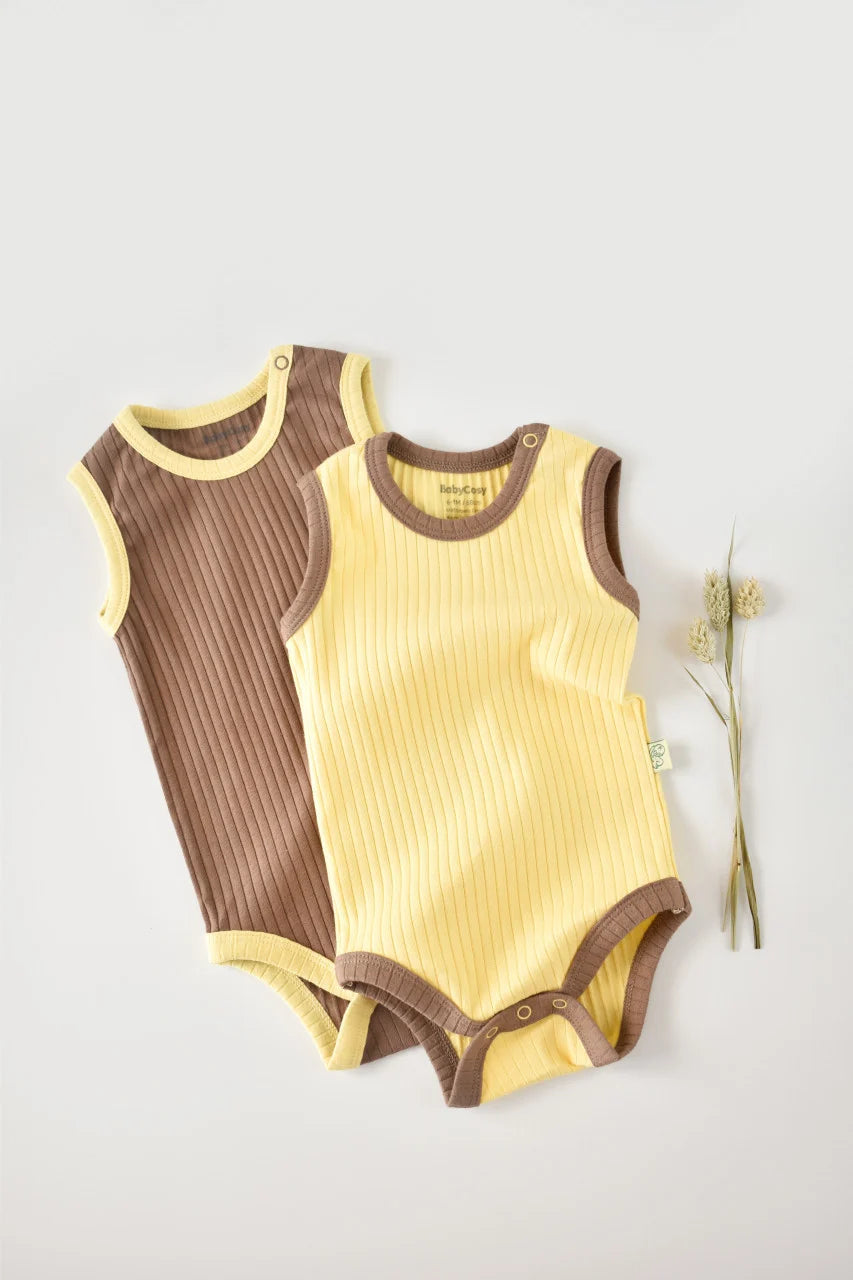 Set 2 body-uri fara maneci Ribana Bebe Unisex din bumbac organic si 5%elastan - Vanilie/Maro BabyCosy