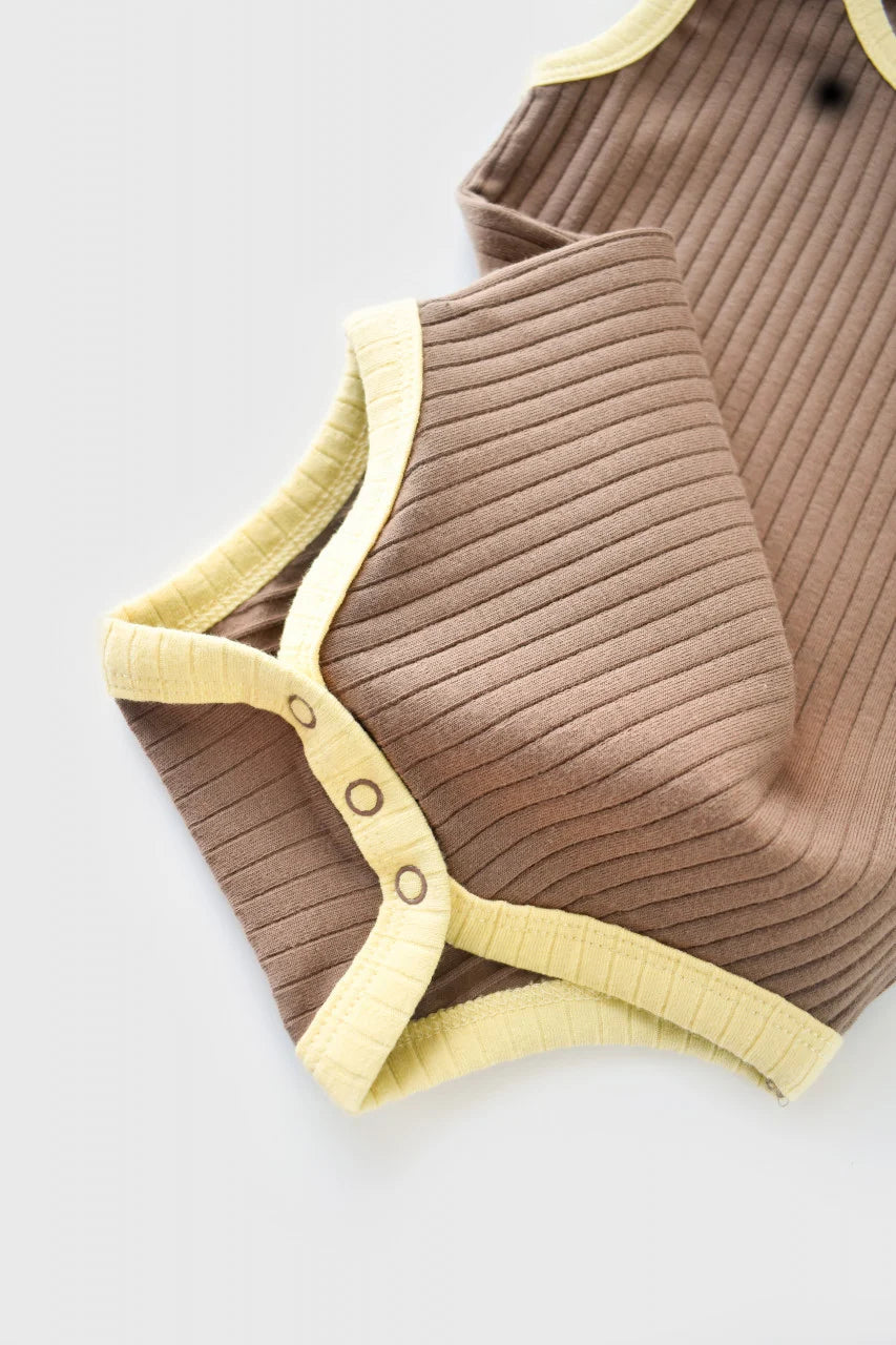 Set 2 body-uri fara maneci Ribana Bebe Unisex din bumbac organic si 5%elastan - Vanilie/Maro BabyCosy