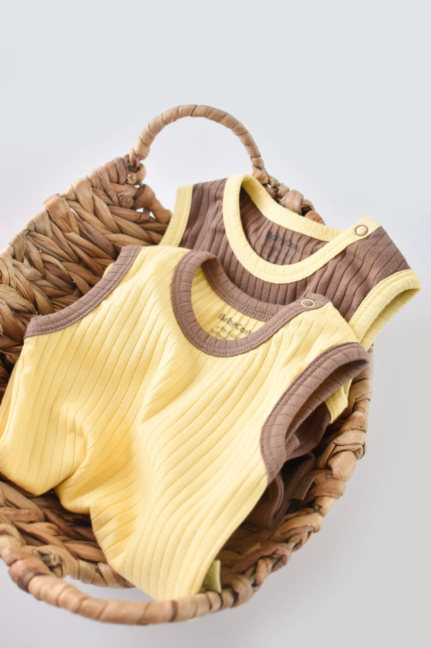 Set 2 body-uri fara maneci Ribana Bebe Unisex din bumbac organic si 5%elastan - Vanilie/Maro BabyCosy