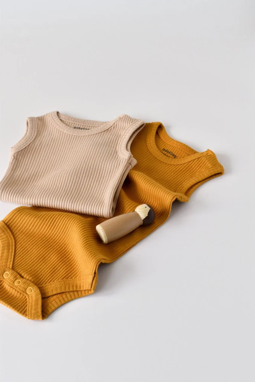Set de 2 body-uri fara maneci din bumbac organic si modal - Mustar/Somon BabyCosy
