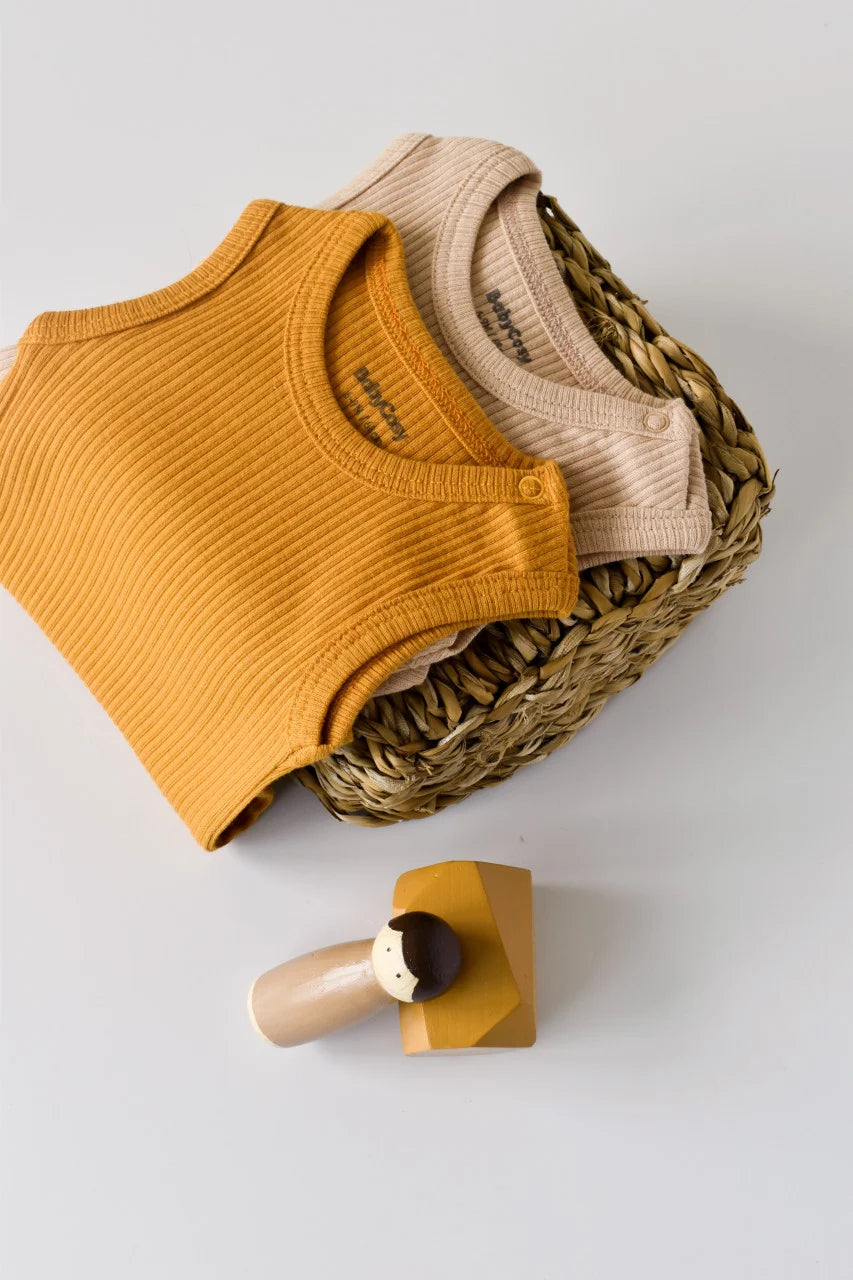 Set de 2 body-uri fara maneci din bumbac organic si modal - Mustar/Somon BabyCosy