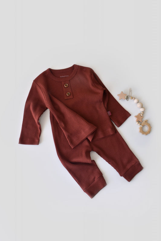 Set bluzita cu maneca lunga si pantaloni lungi din bumbac organic si modal - Caramiziu BabyCosy